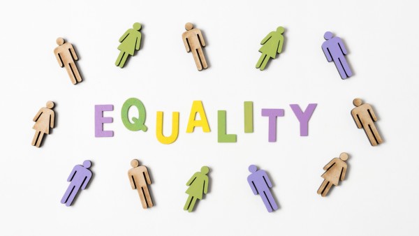 Index_egalite_hommes-femmes_2023_equality-lettering-with-people-surroundings